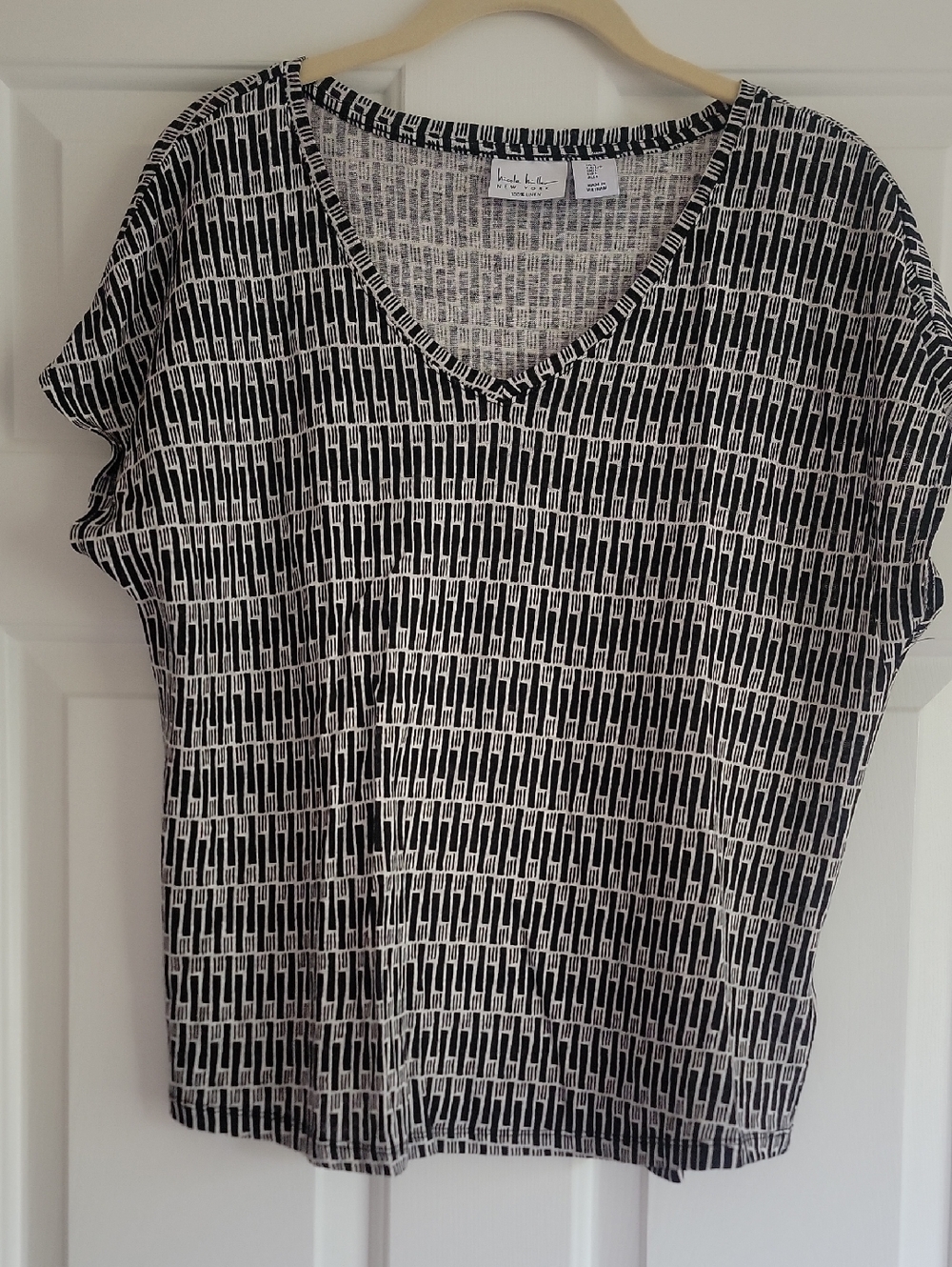 Nicole Miller V-Neck Short Sleeve 100% Linen Black & White Patterned Top